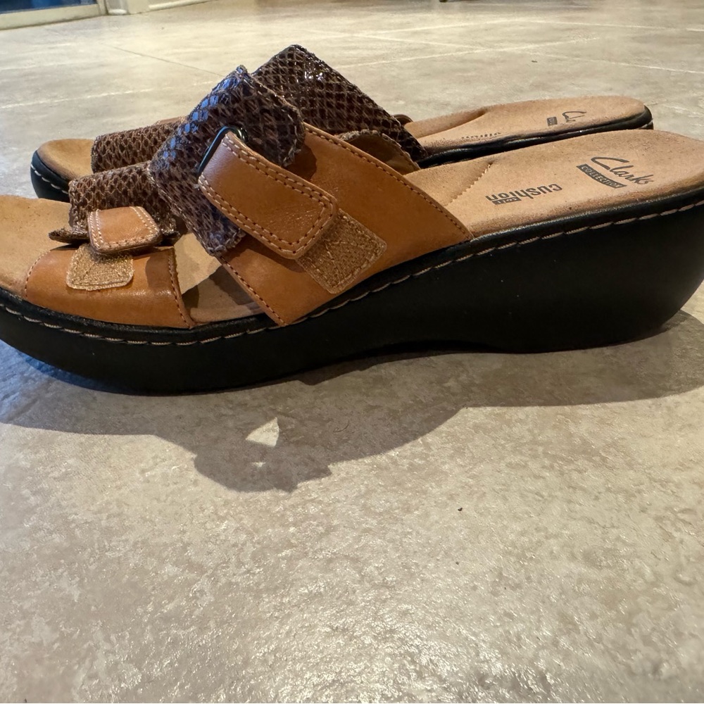 Never been worn Clarks fashion sandal.  Size 10 - Picture 4 of 8